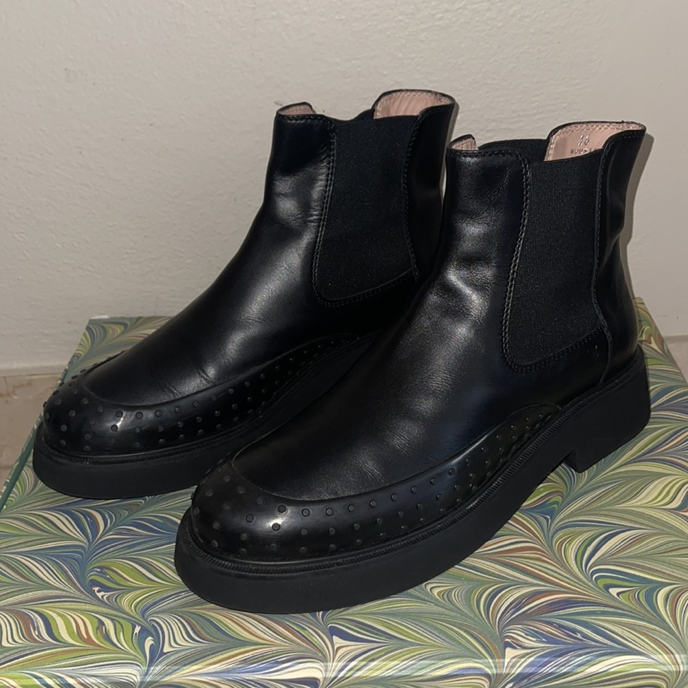 TOD’S Lugsole Chelsea Boot